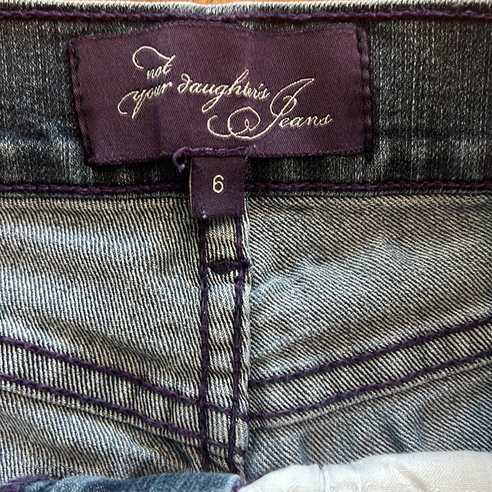 Nice NYDJ Blue Jeans with Roses on Pockets - Picture 7 of 9